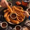 Selección de churros, porras y chocolate para una merienda familiar en Torrejón de Ardoz
